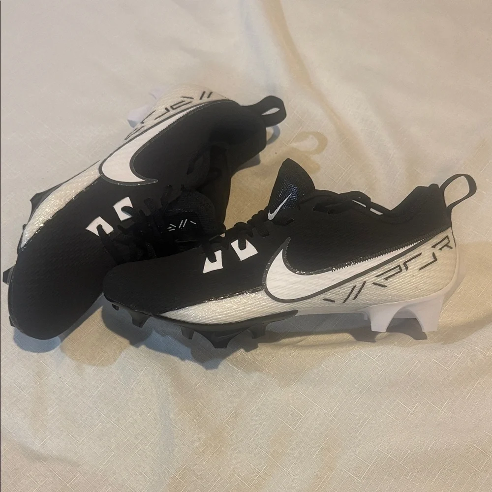 Nike Black and White Athletic Shoes - Picture 6 of 10